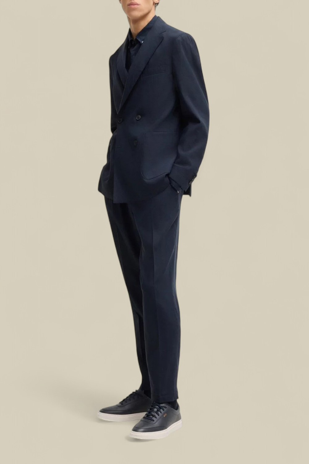 תמונת כל הלוק של מכנסיים מחויטים